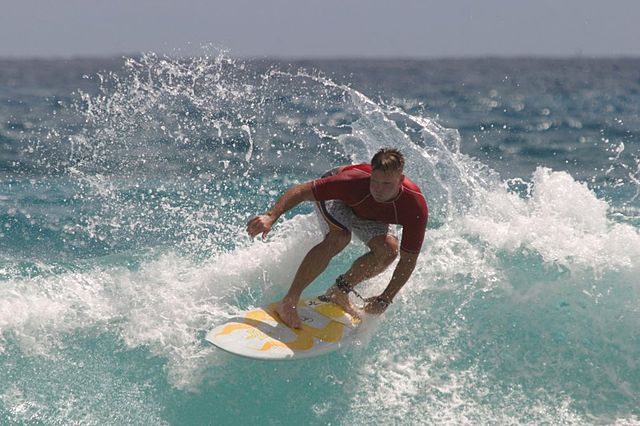 Uomo che fa surf